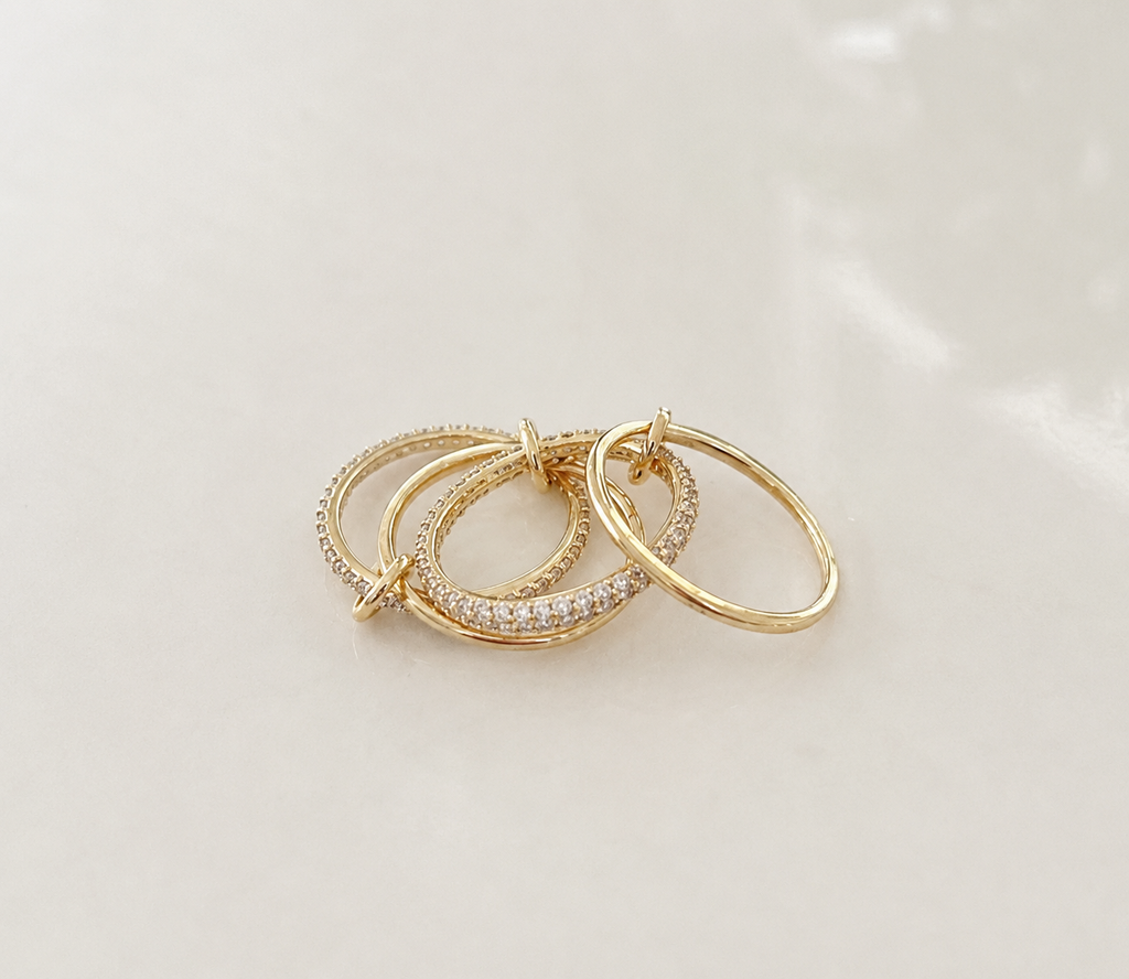 Anillo para Mujer en Oro 10K con Diseño de Aros y Piedras