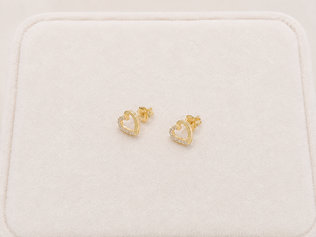 Aretes de Corazón en Oro 10K con Detalles de Circonias