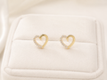 Aretes de Corazón en Oro 10K con Detalles de Circonias