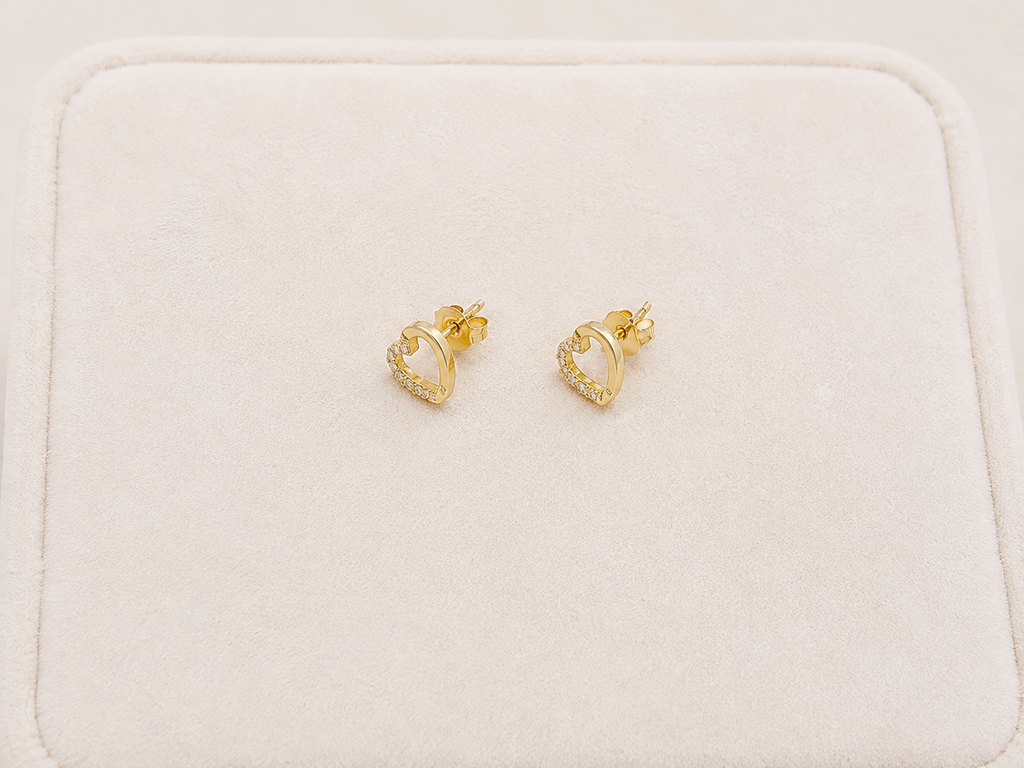 Aretes de Corazón en Oro 10K con Detalles de Circonias