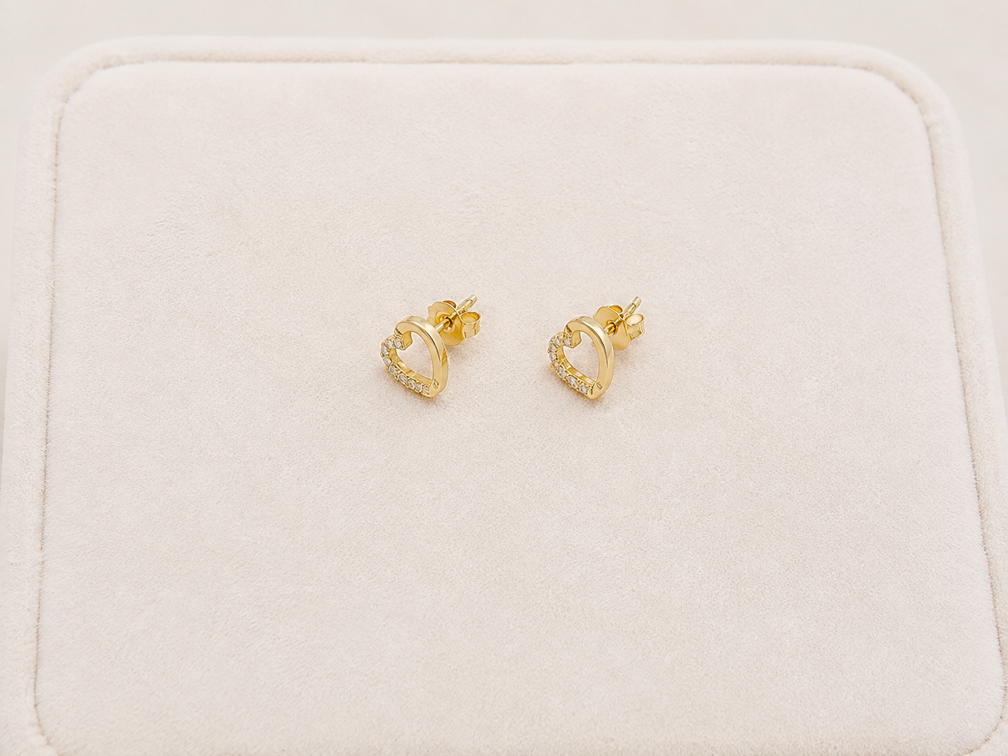 Aretes de Corazón en Oro 10K con Detalles de Circonias