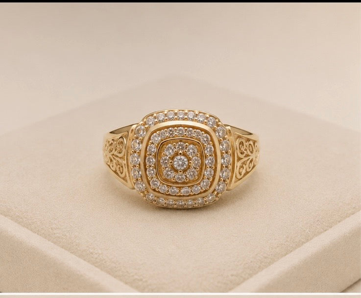 Anillo de Hombre en Oro 10K con Diseño Ornamental