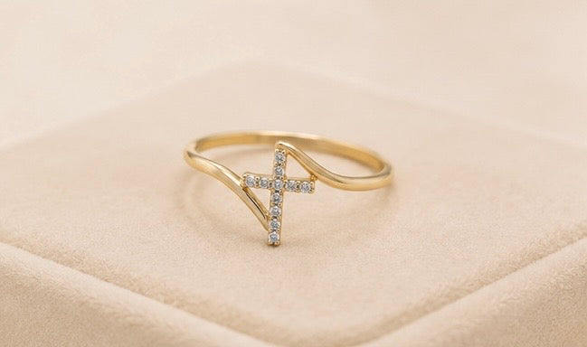 Anillo para Mujer en Oro 10K con Cruz de Piedras